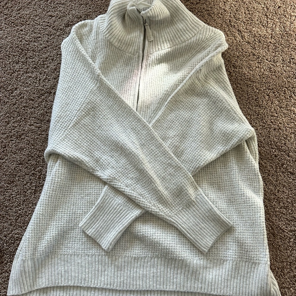 aerie Quarter zip, good condition, never worn, soft
